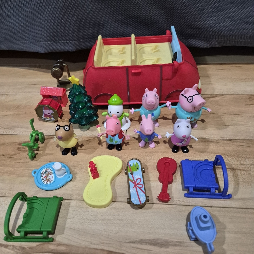 Peppa Pig people, a vehicle (horn beeps), and accessories